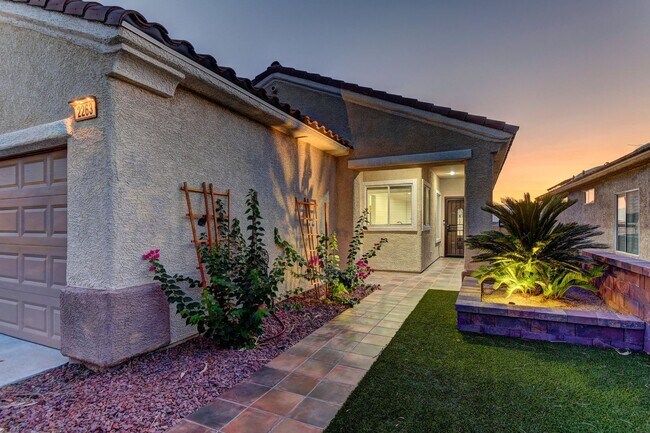 Building Photo - 180 Degree elevated views from a quiet str...