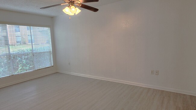 Building Photo - FOR RENT 2 BED 2 BATH SECOND FLOOR CONDO