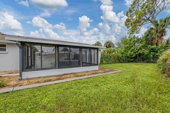 Building Photo - 880 Queen Rd