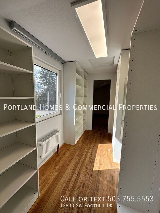 Building Photo - 12830 SW Foothill Dr