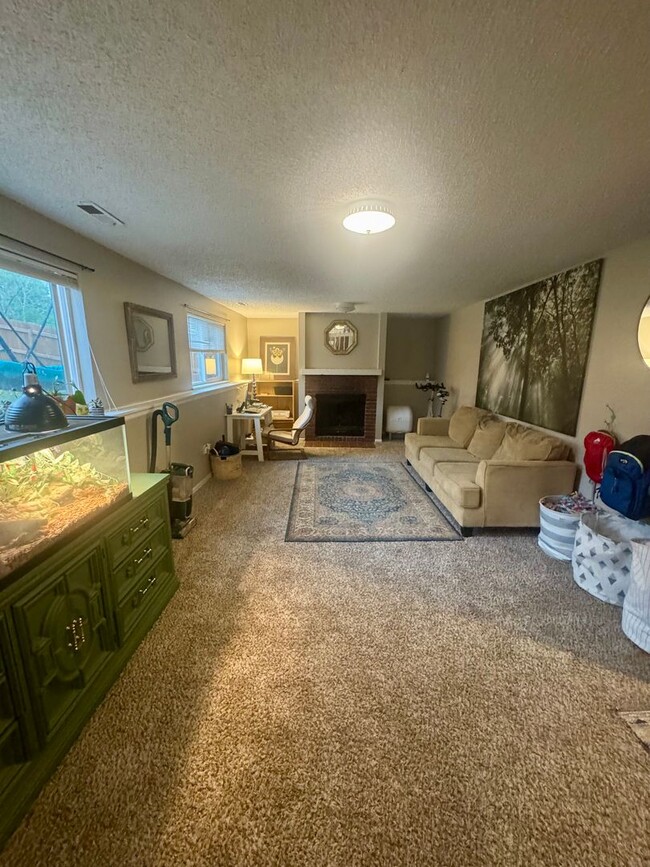 Building Photo - 3 bedroom/2 bath Centrally Located home in...