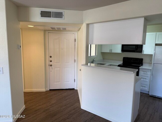 Building Photo - 5751 N Kolb Rd