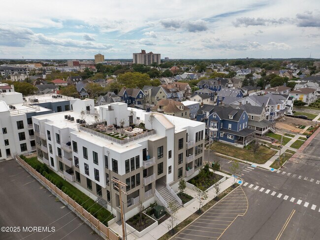 Building Photo - 218 3rd Ave