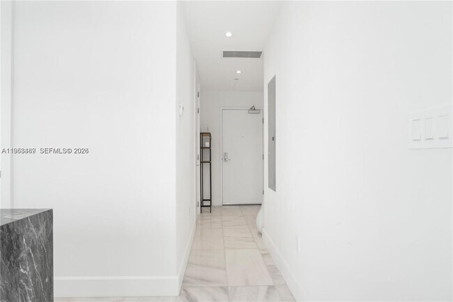 Building Photo - 700 NE 26th Terrace