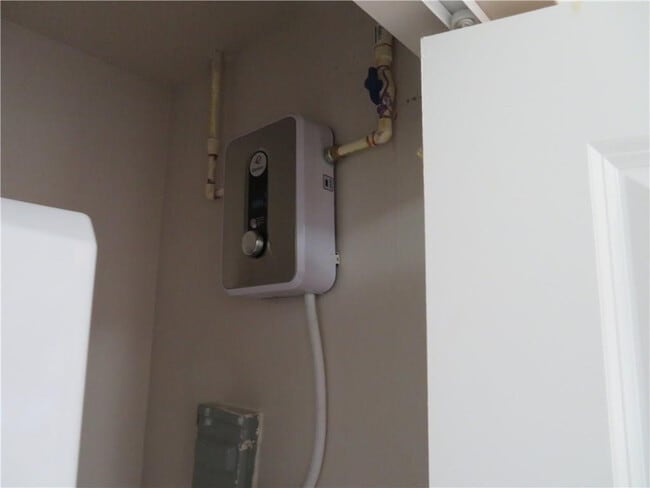 Building Photo - 1944 Sheridan St