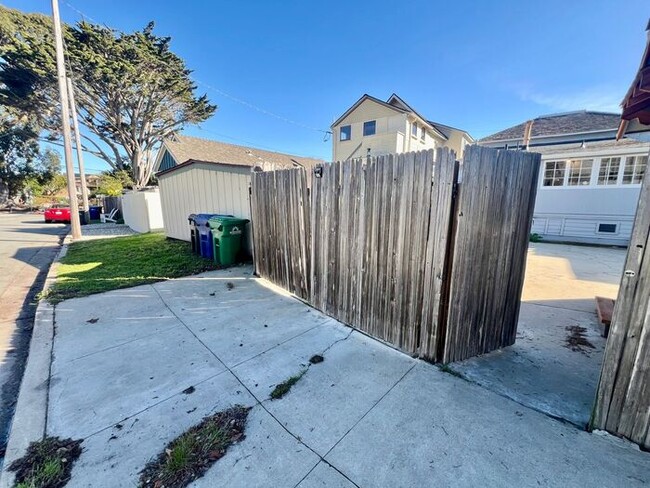 Building Photo - Charming 2 bedroom home in Pacific Grove!