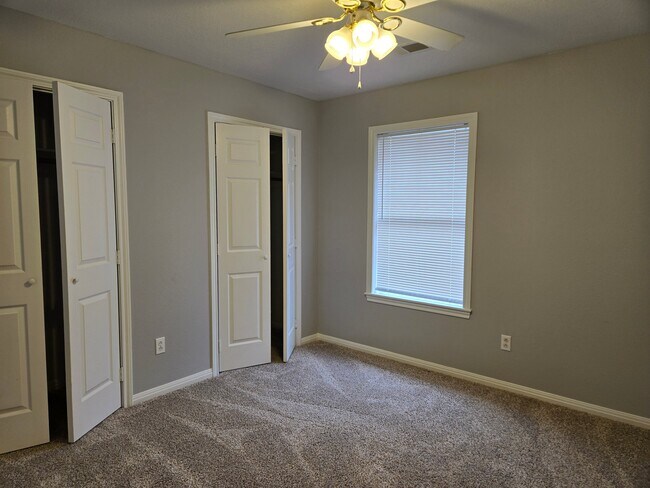 Building Photo - 1742 Rock Hollow Loop