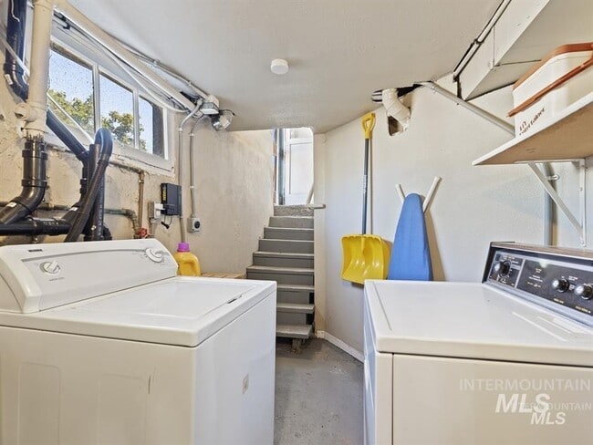 Building Photo - Top unit of Duplex