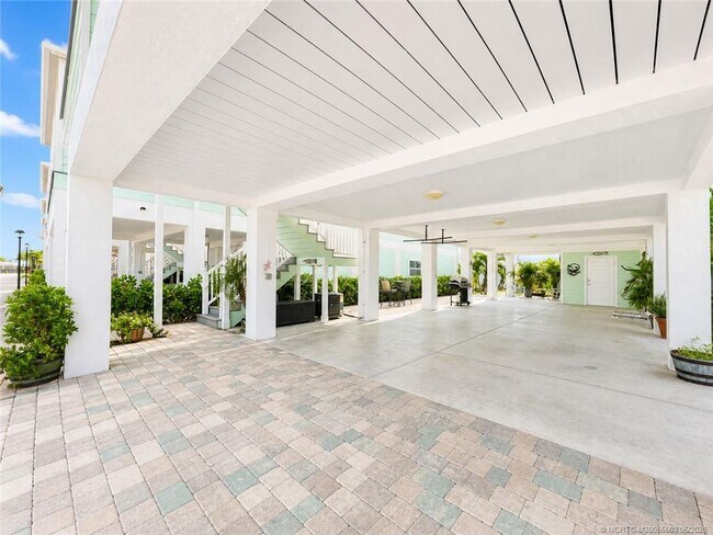 Building Photo - 252 NE Ebbtide Way