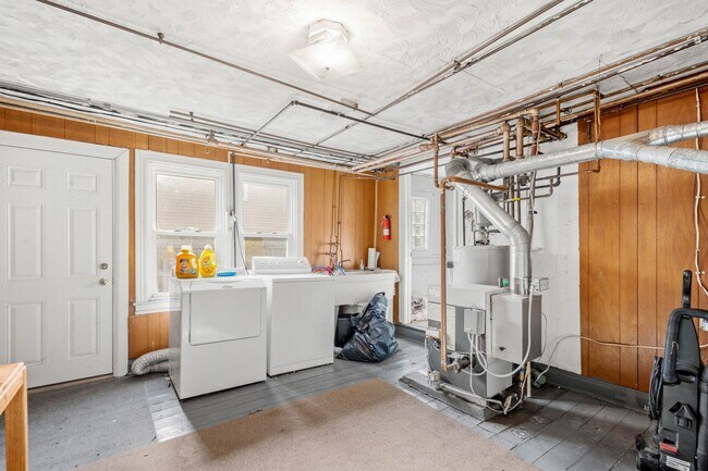 Building Photo - 831 Hall St