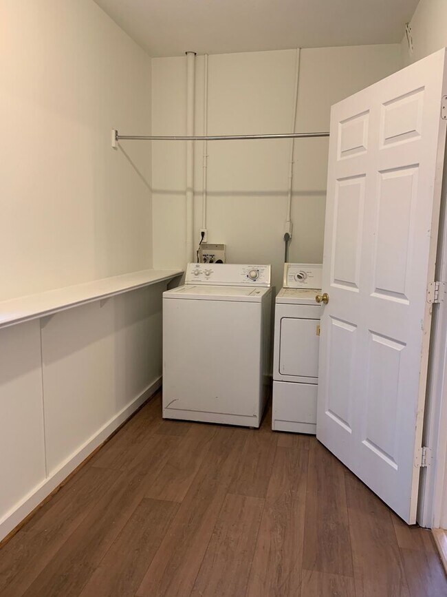 Building Photo - 4 BR 3 BATH in Cedar Creek!