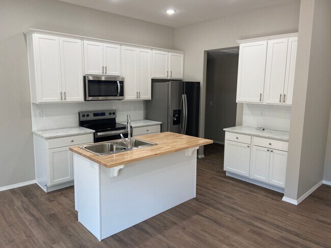 Building Photo - Large 4 bedroom home!!