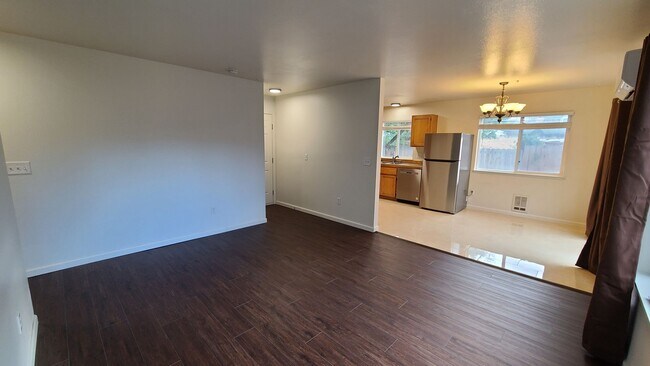 Building Photo - Quartz Ave 3plex/Ariserem-014