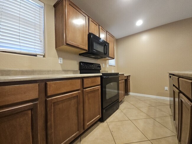 Building Photo - 998 W Desert Sky Dr