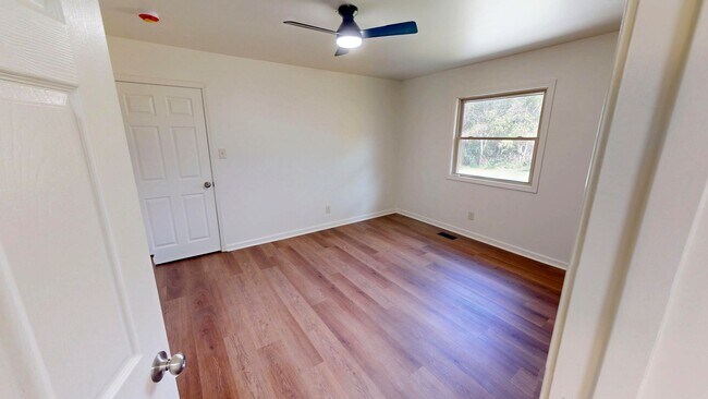 Building Photo - 424 Bridge View Ln