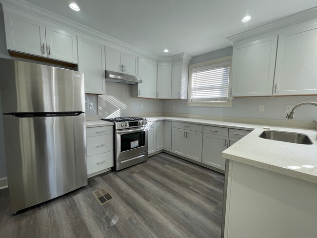 Building Photo - Gorgeous Old Metairie 2 Bed/1Bath Renovation, steps from Metairie Road! Parking spot included!