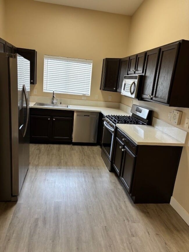 Building Photo - Beautiful, spacious top-floor 2-bedroom, 2-bathroom condo in the Southwest