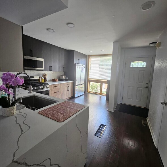 Building Photo - 1 Oak Tree Ct