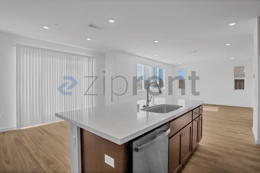 Building Photo - Unit