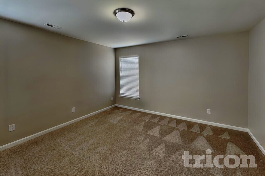 Building Photo - 1002 Hollingdale Ct