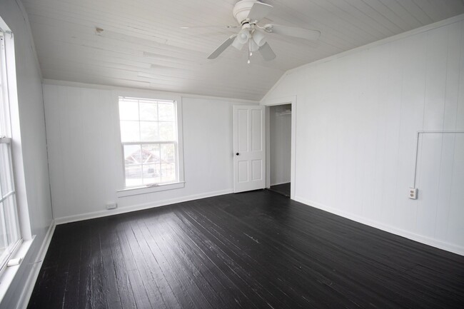 Building Photo - 2 Bedroom, 1.5 Bath in West Columbia, Step...