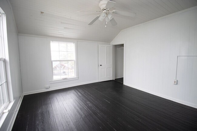 Building Photo - Now Preleasing for 2026–2027 – Beautifully Renovated Duplex in West Columbia