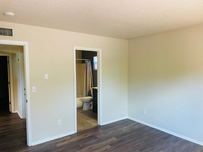 Building Photo - Single family home in the Village of Oak Creek