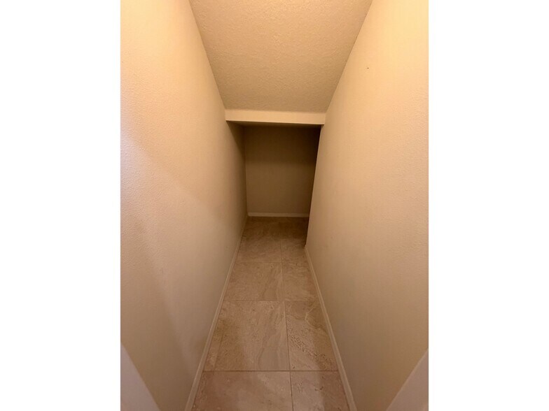 Building Photo - 9148 Hillcroft Dr