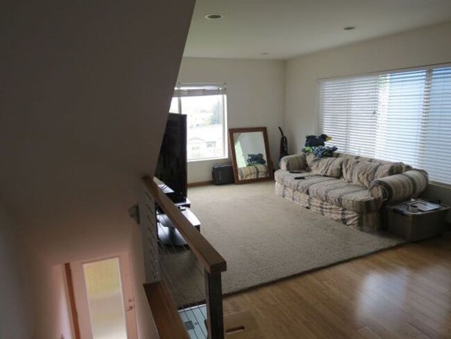 Building Photo - Beautiful 2 Bed Townhome Conveniently Located In Seattle!