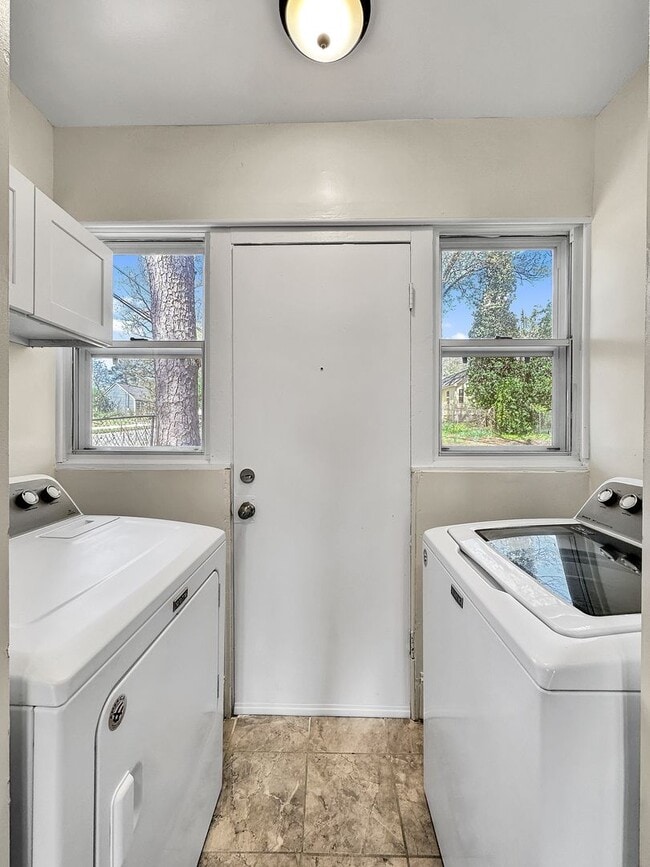Building Photo - 2 bedroom 1 bath bungalow in the heart of ...