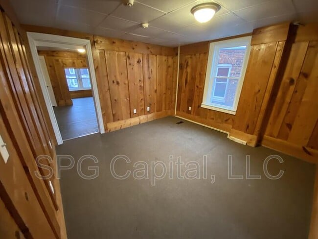 Building Photo - 233 W Jackson St