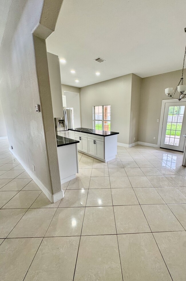 Building Photo - 4415 Tulip Ln
