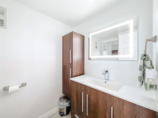 Building Photo - 2741 Taft St