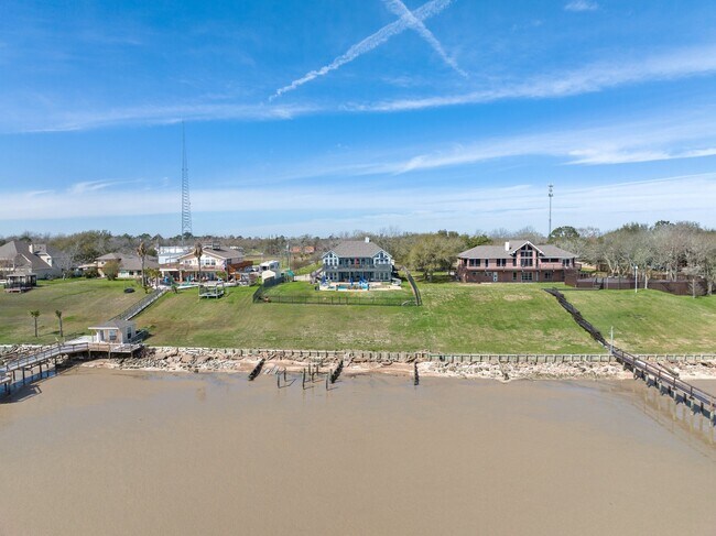 Building Photo - 12734 Tri City Beach Rd