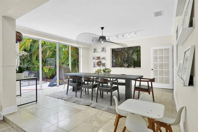 Building Photo - 5555 La Gorce Dr
