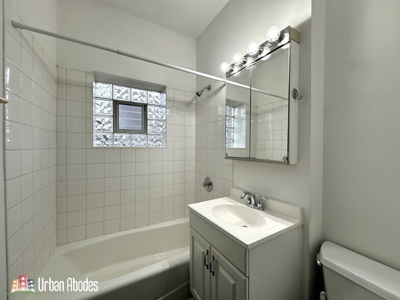 Building Photo - 3722 N Sheffield Ave