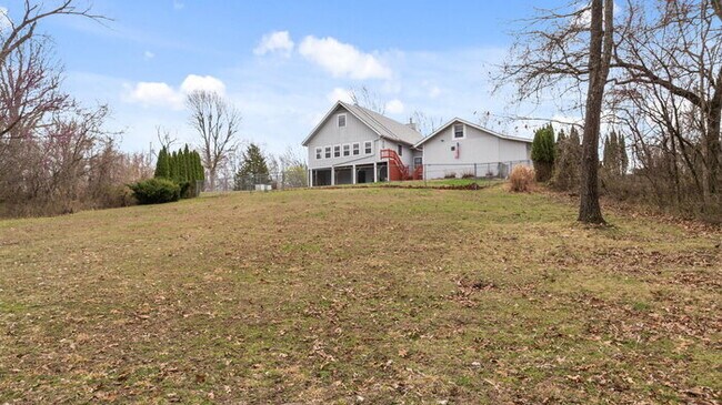 Building Photo - "Charming 2-Bed Home with Scenic Views and...