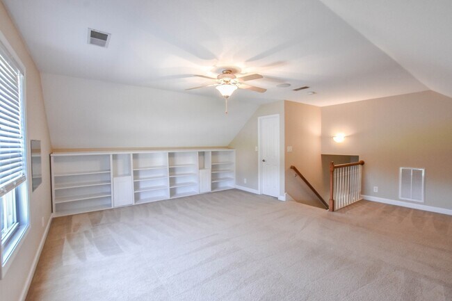 Building Photo - Pet Friendly Three Bedroom with Bonus!