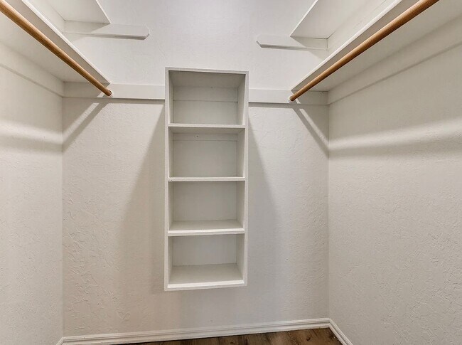 Building Photo - Beautiful 3bed/2bath Townhome Available in Westside Norman!!