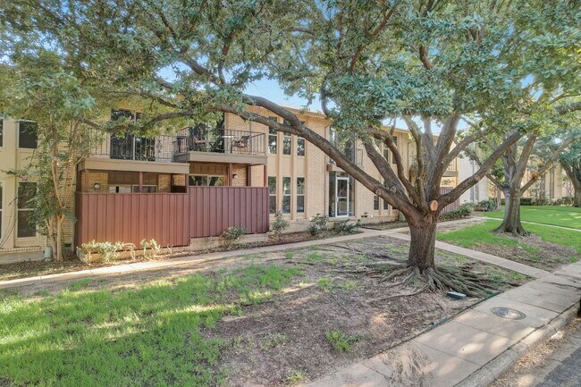 Building Photo - 5814 Sandhurst Ln