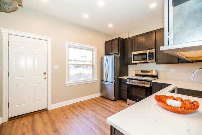 Building Photo - 1032 W Dakin St