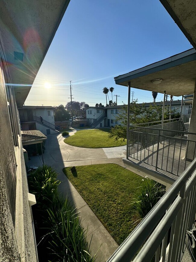 Building Photo - 1 BDRM, 1 BA WITH PARKING SPACE!