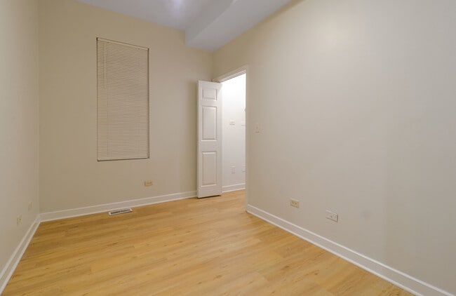 Building Photo - 3048 N Clybourn Ave