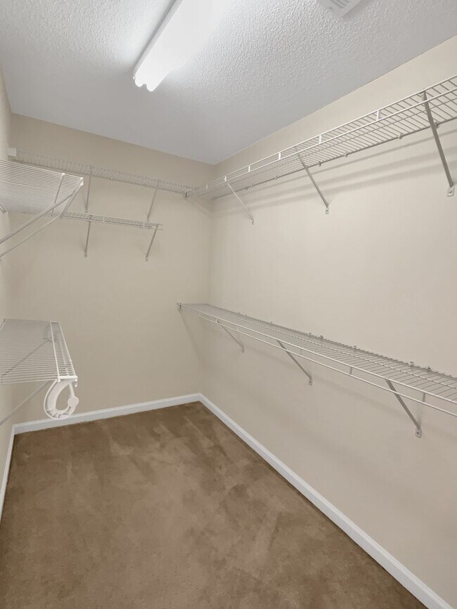 Building Photo - 2230 Cross Creek Dr