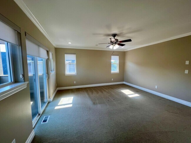 Building Photo - Beautiful 3 Bedroom in Private Community!