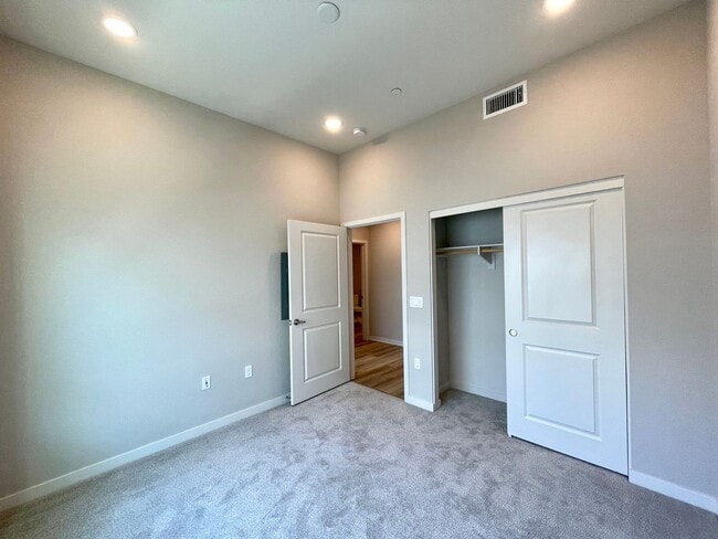 Building Photo - Stunning 3B/3BA 4-story Upgraded Home w/ P...