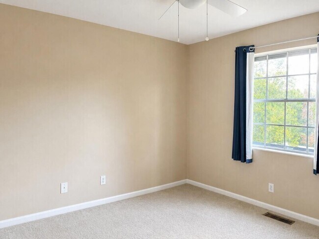 Building Photo - 1606 Lisa Lynn Dr