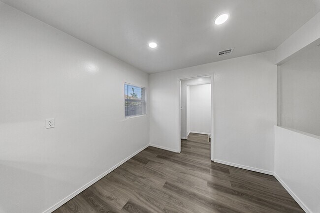 Building Photo - 3232 Parker Dr