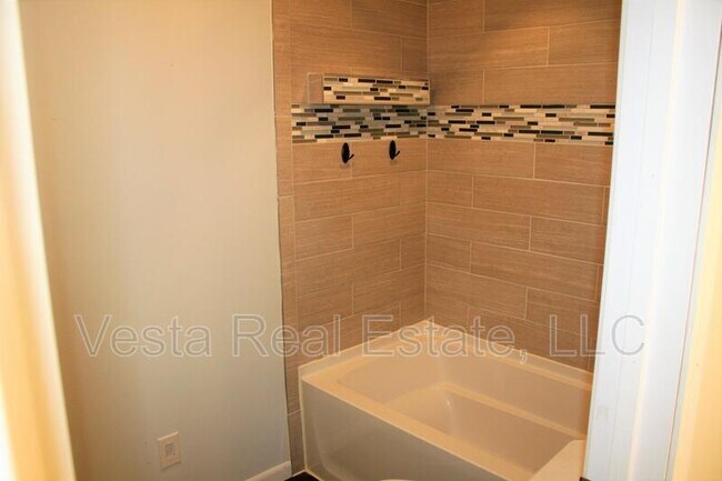 Building Photo - 1913 Tracy Dr