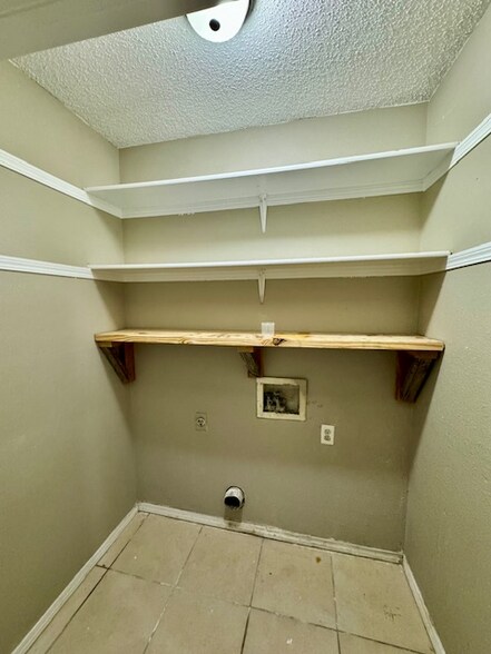 Building Photo - 1295 N Boxley Ave